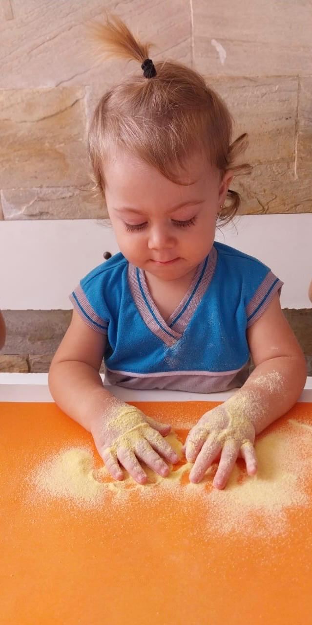 Bebê explorando texturas no Superação