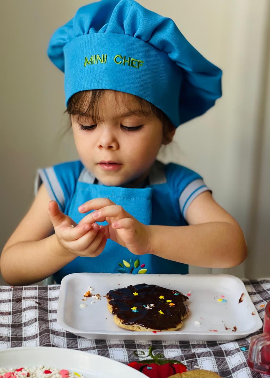Mini chef decorando biscoito no Superação