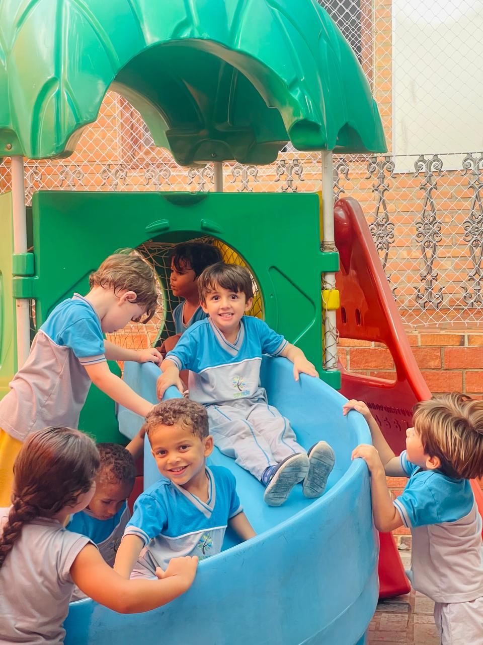 Crianças brincando no parquinho do Superação